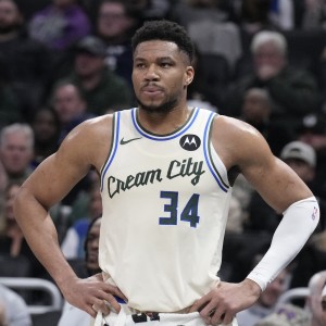 开云APP-字母哥：拿球砸篮球架吃T是因为沮丧 球队没能打得更聪明